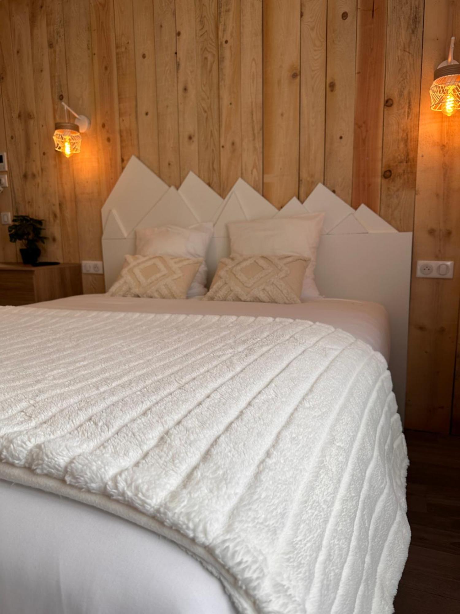 Auberge Du Vieux Lanas Logis Hotel Restaurant エクステリア 写真