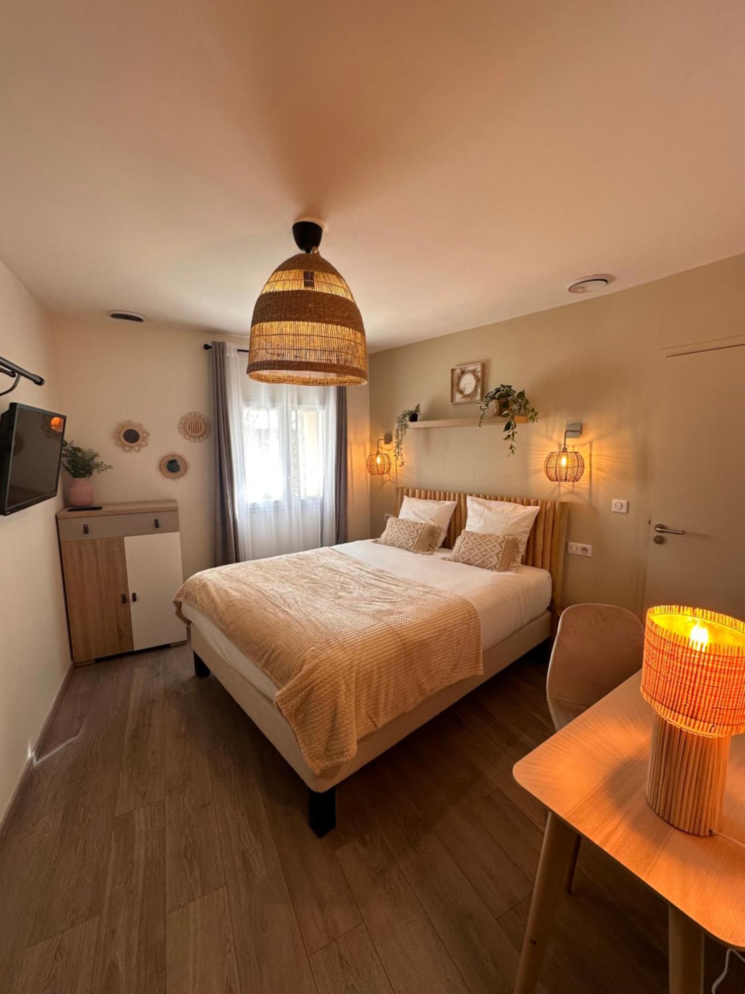 Auberge Du Vieux Lanas Logis Hotel Restaurant エクステリア 写真