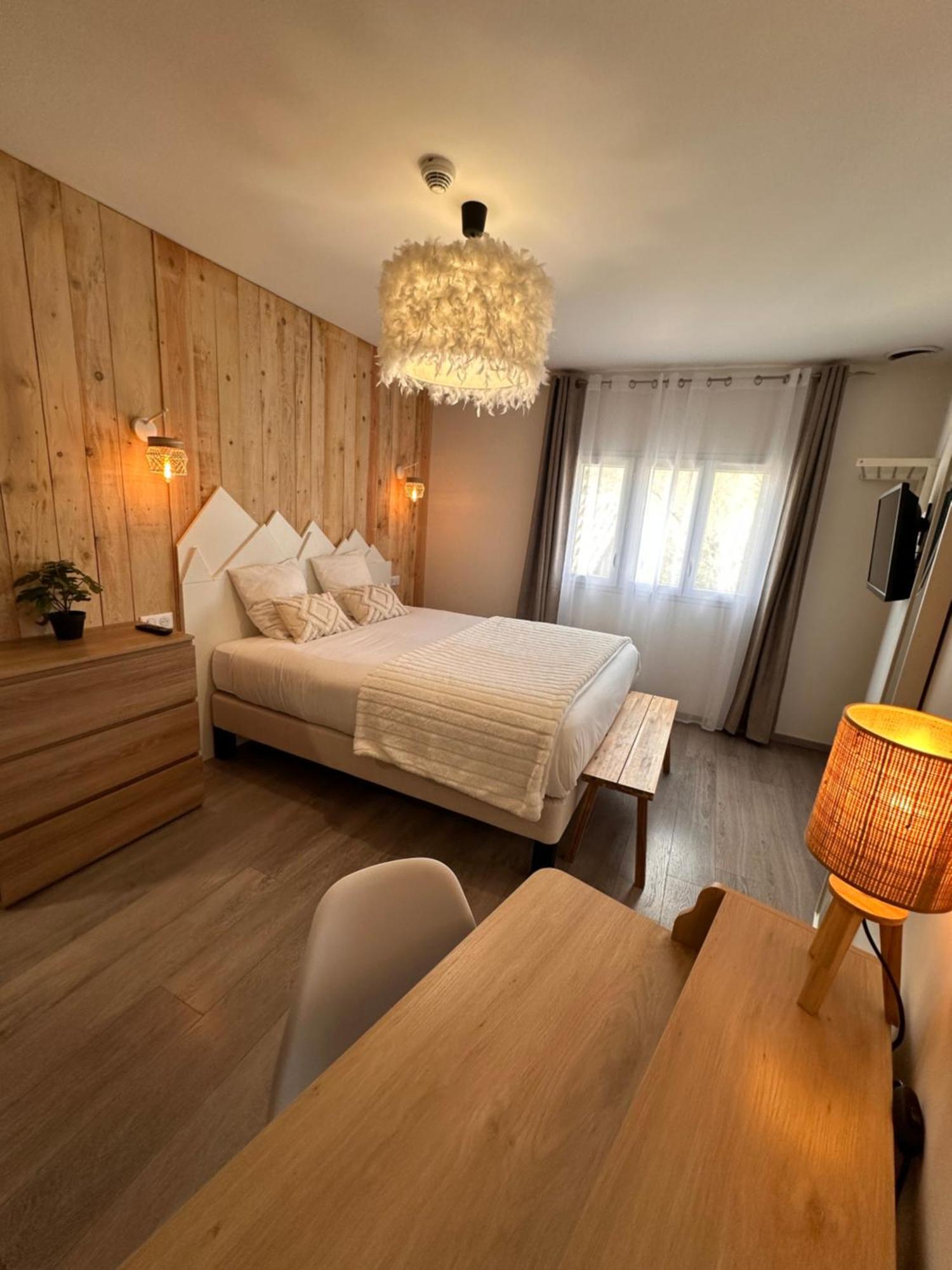 Auberge Du Vieux Lanas Logis Hotel Restaurant エクステリア 写真
