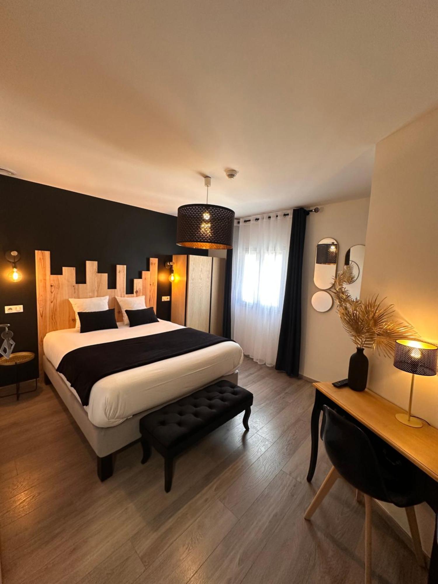 Auberge Du Vieux Lanas Logis Hotel Restaurant エクステリア 写真