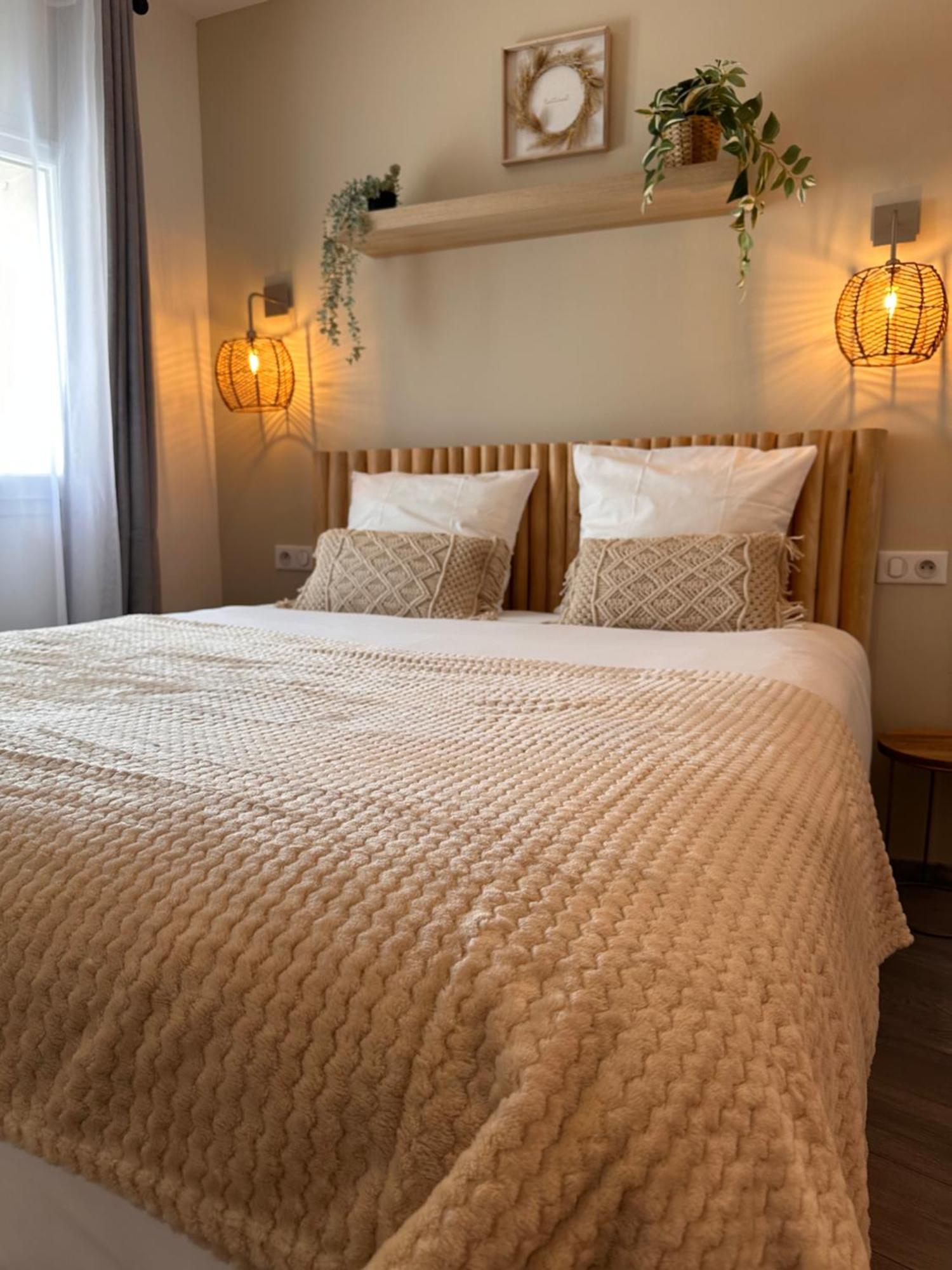 Auberge Du Vieux Lanas Logis Hotel Restaurant エクステリア 写真