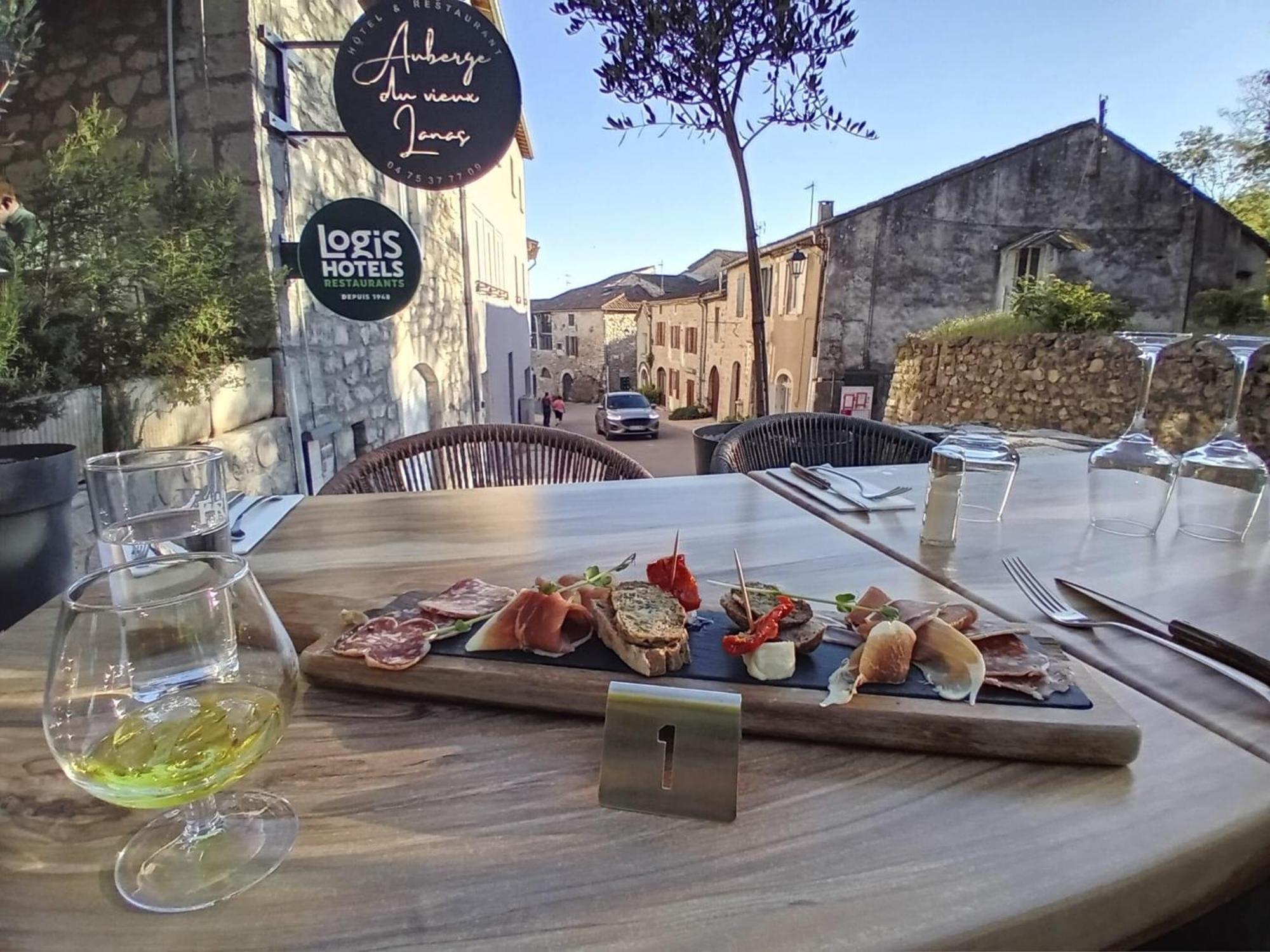 Auberge Du Vieux Lanas Logis Hotel Restaurant エクステリア 写真