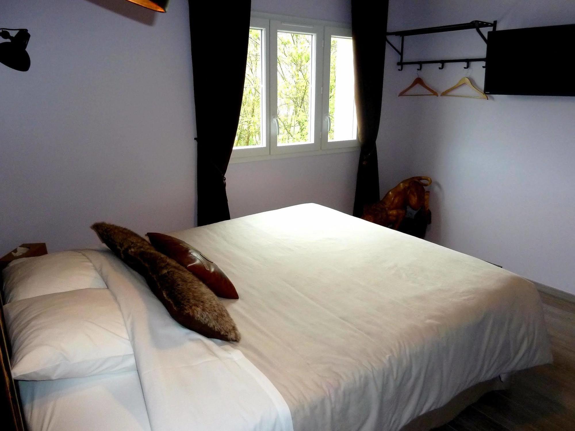 Auberge Du Vieux Lanas Logis Hotel Restaurant エクステリア 写真