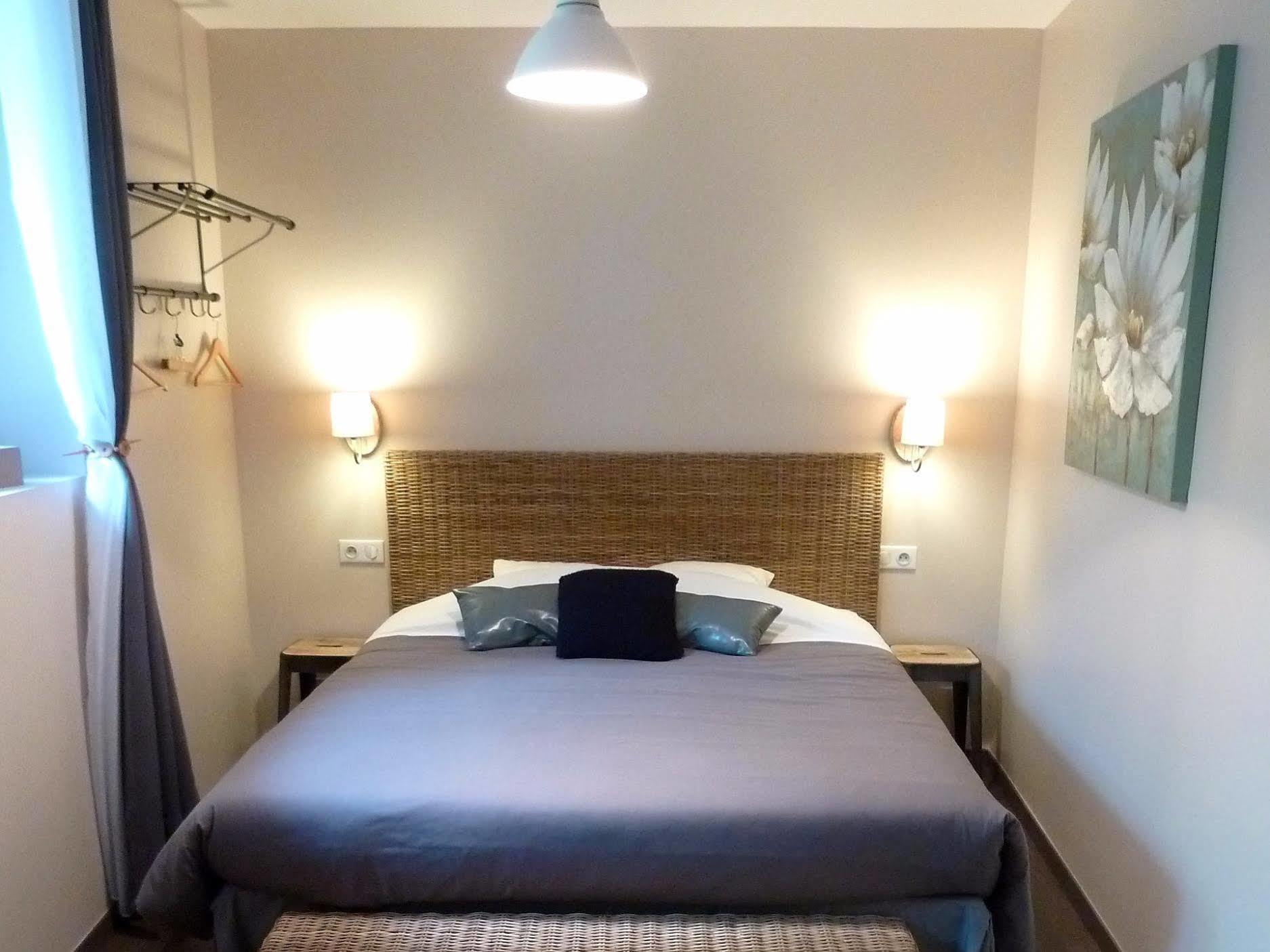 Auberge Du Vieux Lanas Logis Hotel Restaurant エクステリア 写真